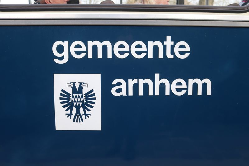 Rondrit met museumbussen door Arnhem